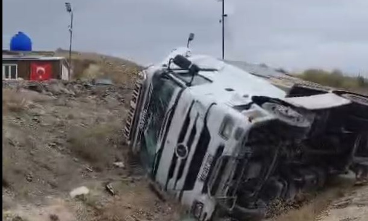 Ankara'da kayganlaşan yolda kontrolden çıkan TIR devrildi, sürücü hafif yaralandı - Son Dakika Bilgileri