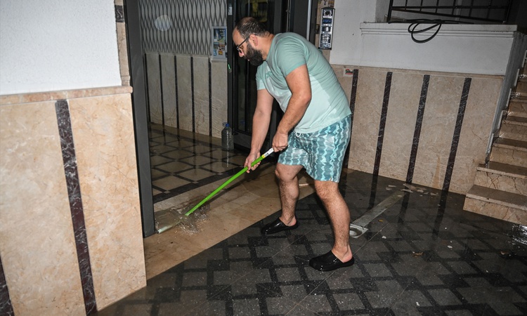 Ankara Keçiören'de sağanak sonrası binaların giriş ve bodrum katlarını su bastı: Gelişmeler Takip Ediliyor