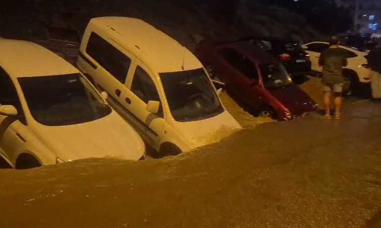 Ankara Keçiören'de sağanak sonrası yol çöktü, park halindeki araçlar hasar gördü - Son Dakika Bilgileri
