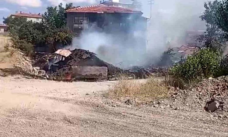 The fire lit to clear the grass in Ankara spread to the house - Last Minute