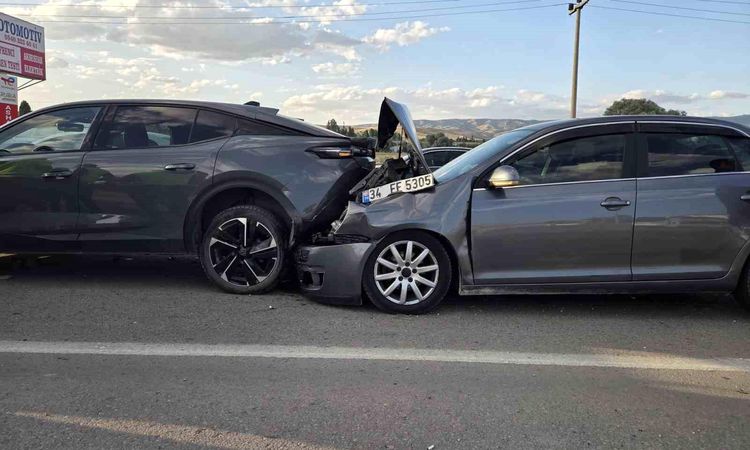 Five-Vehicle Pile-Up in Ankara Leaves Five Injured.