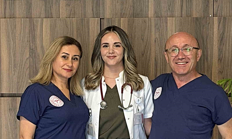 Anne ve babasının görev yaptığı hastanede doktor oldu: "Evde prensesimiz, hastanede doktor hanım" ve Merak Edi