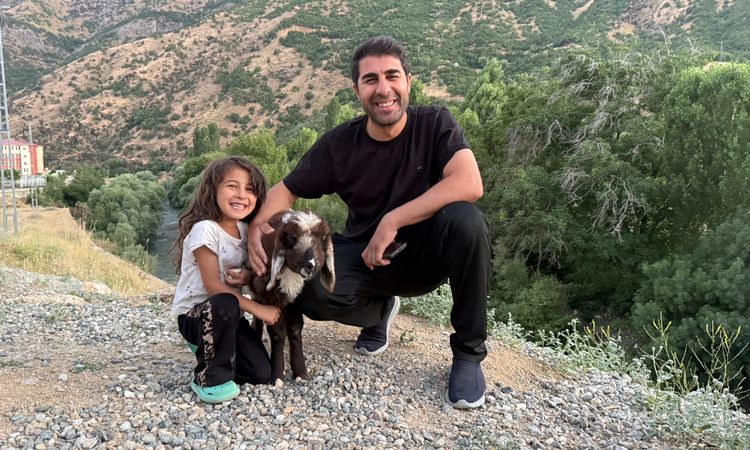 He bottle-feeds the lamb he adopted after his mother died - Breaking News