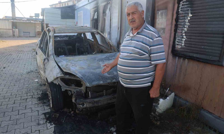 Antakya'da konteyner kentte otomobilin çalınmak istenirken yandığı iddia edildi