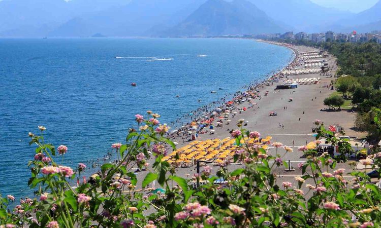Gündemden Son Bilgiler: Antalya'da 1 Ağustos'ta 103 bin 200 yabancı ziyaretçiyle 2026 yılının günlük giriş rek