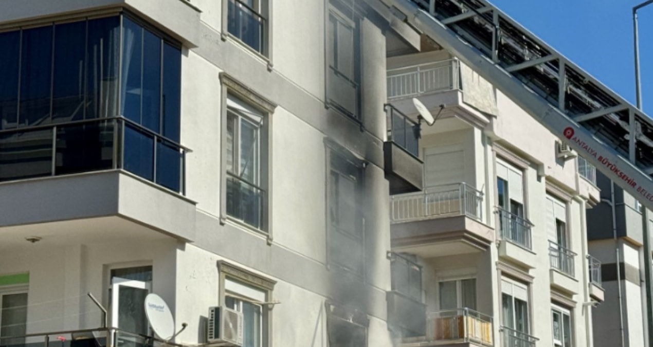 Antalya'da apartman dairesinde yangın: 6 kişi dumandan etkilendi - Son Dakika Haberleri: Gelişmeler Takip Edil