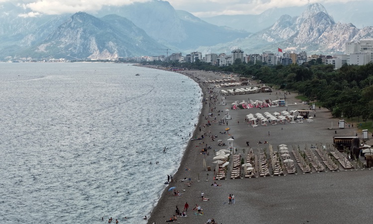 Antalya'da deniz suyu 27,8 dereceyle hava sıcaklığının üzerine çıktı ve Merak Edilenler