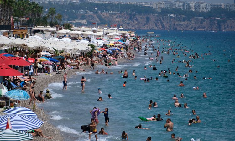 Sıcak Gündem: Antalya'da Hissedilen Sıcaklık 42 Derece: Sahile Akın - Son Dakika ve Merak Edilenler