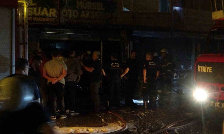 Antalya Kepez'de iki iş yeri yangını söndürüldü, üst kattaki evin panjuru hasar gördü ve Merak Edilenler