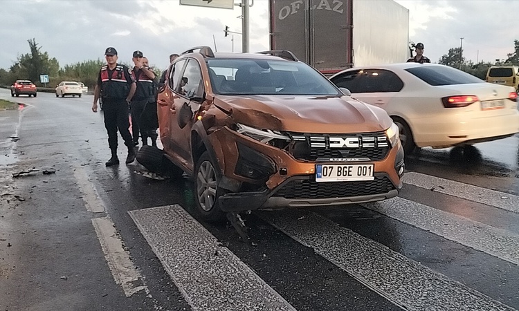 Antalya Manavgat'ta kamyonun çarptığı otomobil pikaba çarptı, 2 kişi yaralandı - Son Dakika Bilgileri