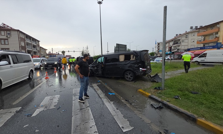 Antalya Manavgat'ta tır iki minibüse çarptı, 3 yaralı, tır sürücüsü yakalanarak gözaltına sevk edildi | İşte T