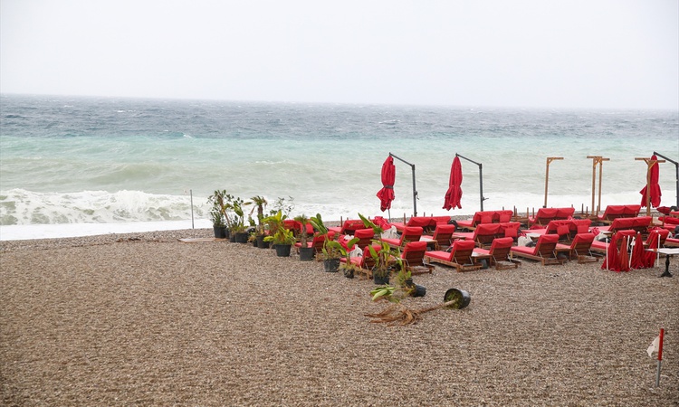 Antalya'da sağanak ve fırtına etkili oldu, Konyaaltı Sahili'nde deniz turkuaza döndü