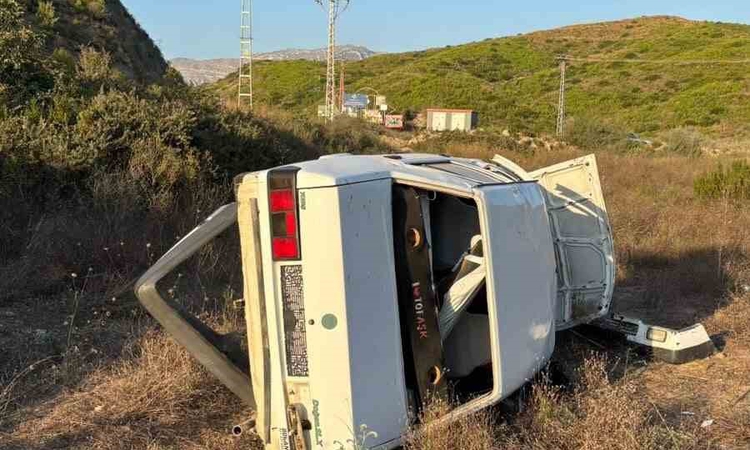 Antalya’da şarampole yuvarlanan aracın sürücüsü yaralandı
