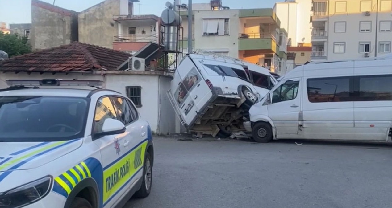 Ayrıntılar Netleşti: Antalya’da tarım işçilerini taşıyan 2 minibüs çarpıştı! 5 kişi yaralandı - Son Dakika Hab