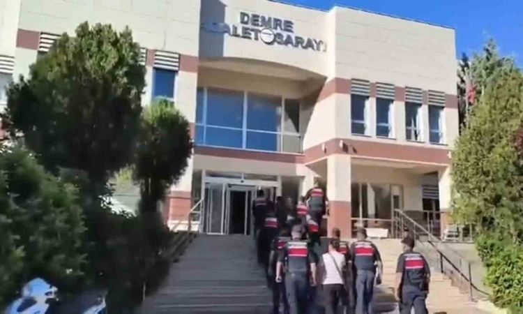 Antalya'da villa kiralama dolandırıcılığında 6 kişi yakalanarak gözaltına sevk edildi, 2'si hakkında tutuklama