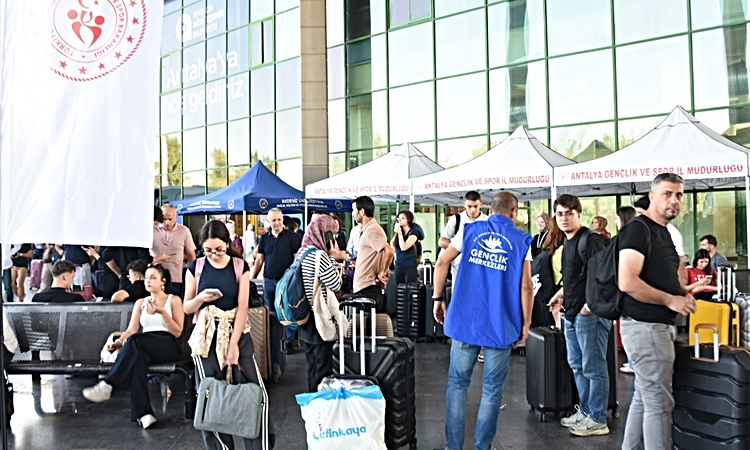Antalya'ya gelen üniversite öğrencileri Gençlik ve Spor İl Müdürlüğünce karşılandı ve Merak Edilenler