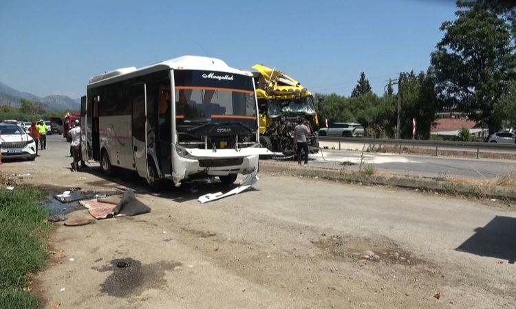Son Gelişme: Antalya’da yolcu indirmek için duran midibüse tır arkadan çarptı: 11 yaralı - Haberleri - Son Dak