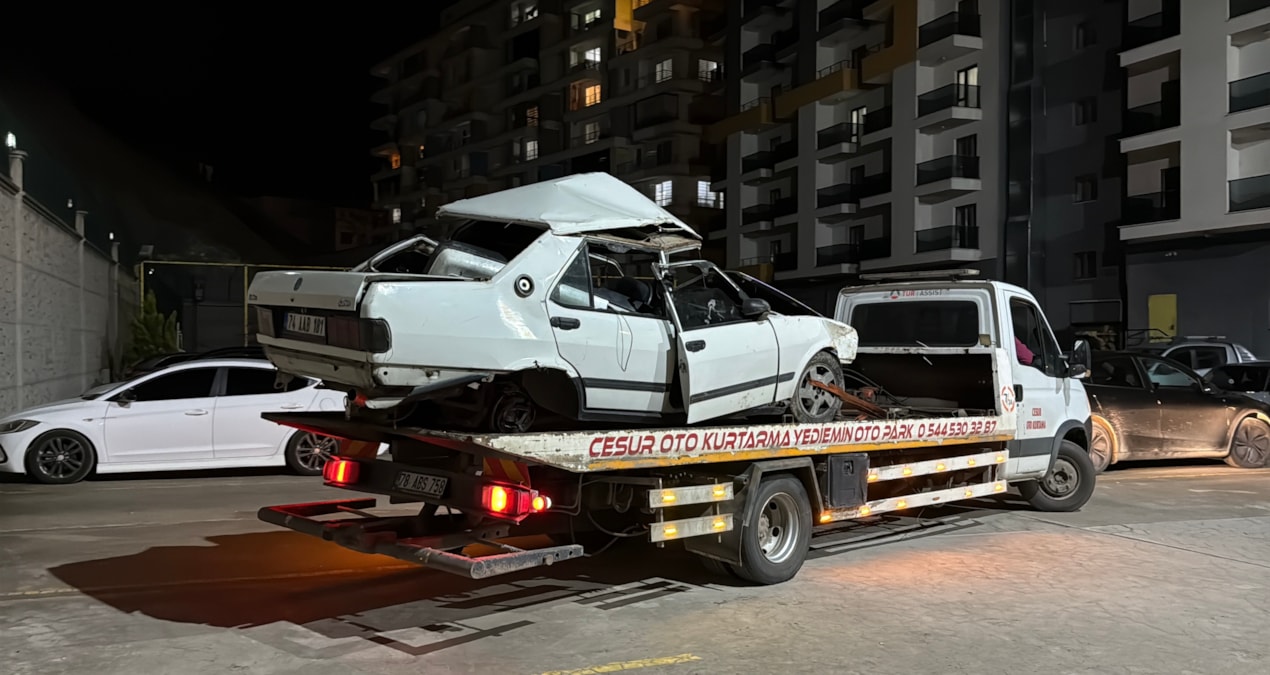 Kritik Açıklama: Apartmanın bahçesine düşen otomobilden atlayarak kurtuldular - En Son Haber