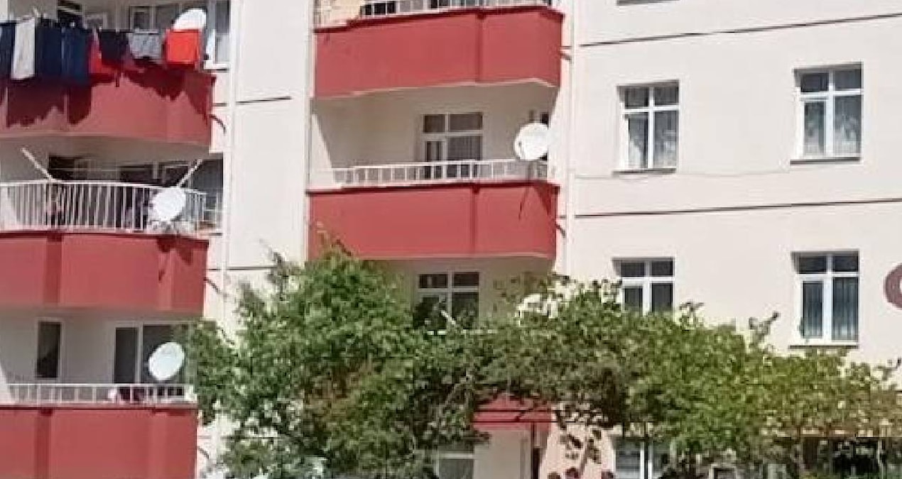 Sıcak Gündem: Bu apartmanın önünden geçen çok kötü kokmaya başlıyor - Son Dakika Haberleri - Son Dakika Bilgil