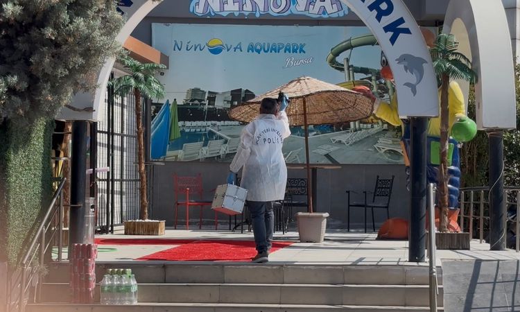 Kritik Açıklama: Aquaparkta 10 metrelik kaydıraktan düşen 16 yaşındaki havuz görevlisi ağır yaralandı - Son Da