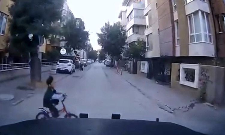 Gündemden Son Bilgiler: Ara sokaktan biranda çıkan çocuğa çarpmak üzereyken son anda durdu - Son Dakika ve Mer