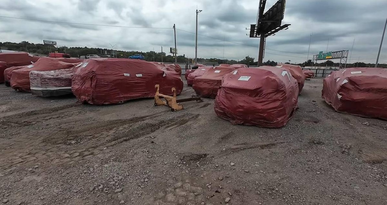 They wrapped the vehicles in red bags and left them lying around: Those who touch them are punished - Latest News