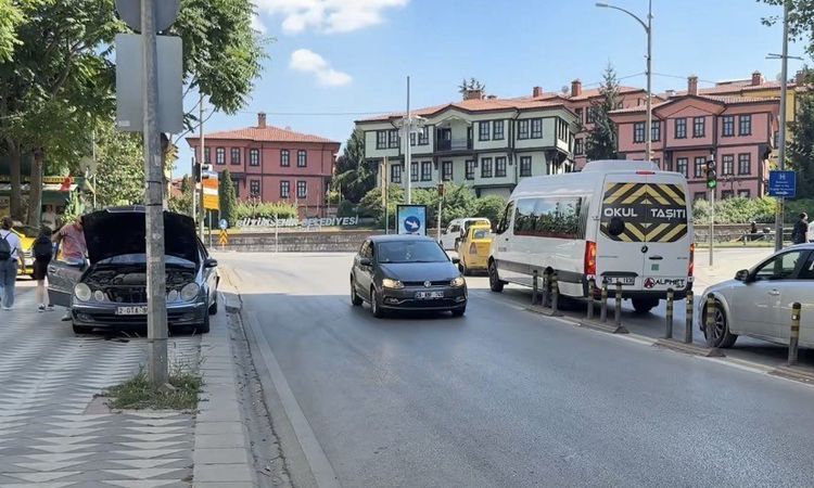 Sıcak Gündem: Araçtan caddeye akan motor yağı diğer sürücülere zor anlar yaşattı - Haberleri: Gelişmeler Takip