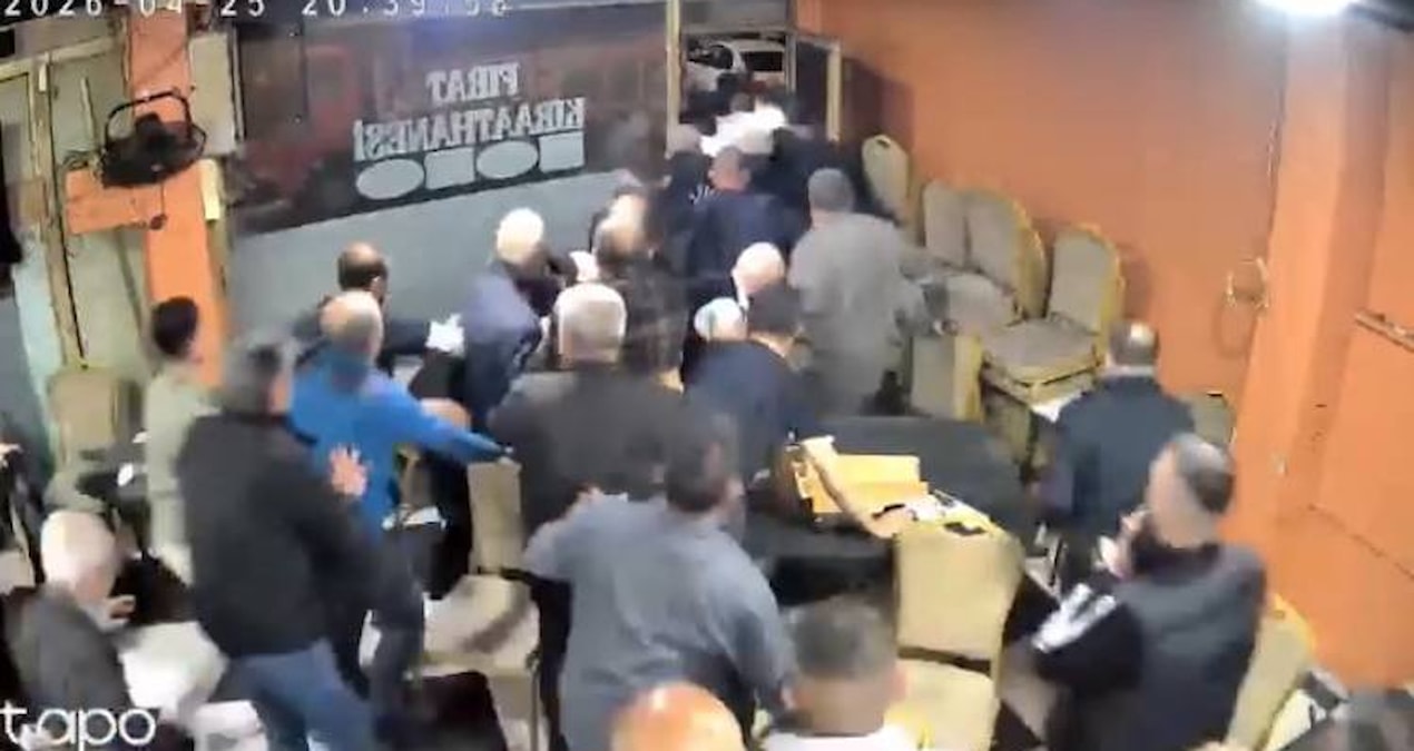 Araçtan çıkan yüksek ses camları titretti; müşteriler deprem sanıp kaçtı - Haberleri - Son Dakika Bilgileri