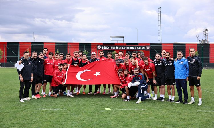 Arca Çorum FK, Beşiktaş Maçı Öncesi Zafer Bayramı'nı Kutladı ve İstanbul'a Gitti - Son Dakika Bilgileri