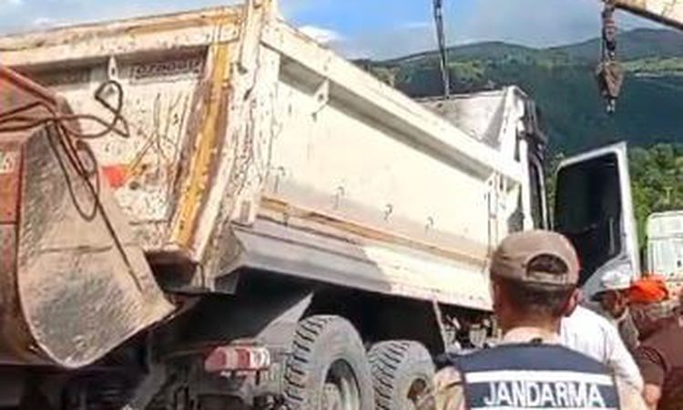 Ardahan'da Asfalt Kamyonu Devrildi: 2 Yaralı - Son Dakika: Gelişmeler Takip Ediliyor
