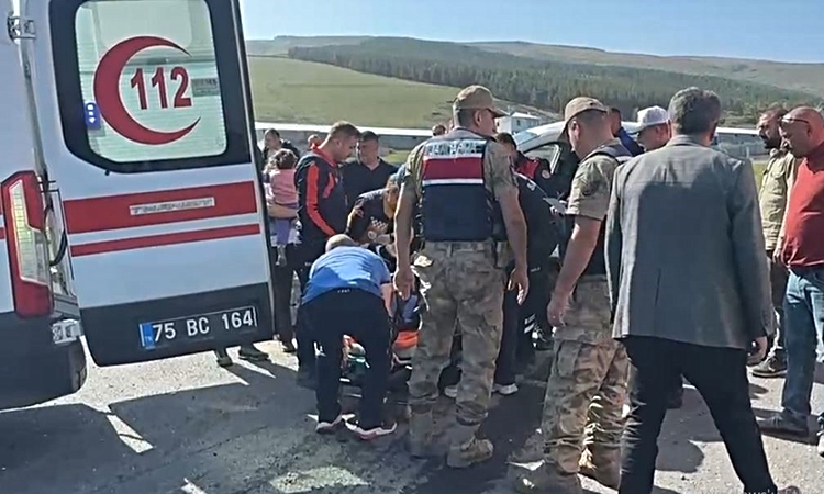 Ardahan-Göle yolunda kazada 3 kişi yaralandı, sıkışan yaralıyı itfaiye kurtardı