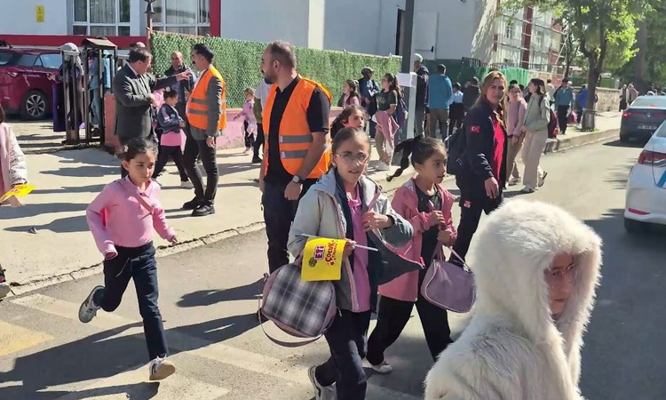 Ardahan'da öğrenci servisi şoför ve rehberlerine reflektörlü yelek dağıtıldı | İşte Tüm Ayrıntılar