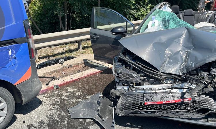 Ayrıntılar Netleşti: Arızalanan minibüs ve çekiciye çarpan otomobilin sürücüsü uzman onbaşı öldü - Haberleri -