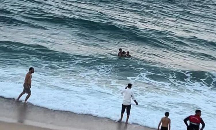 Arnavutköy'de dalgalar denize sürüklediği kişi hastanede yaşamını yitirdi - Son Dakika Bilgileri