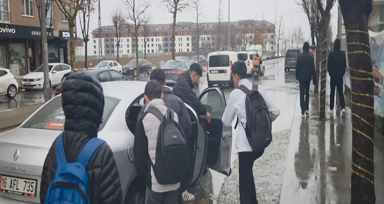 Kritik Açıklama: Arnavutköy'de okul çıkışı otostopla eve giden öğrenciler isyan etti - Haberleri - Son Dakika