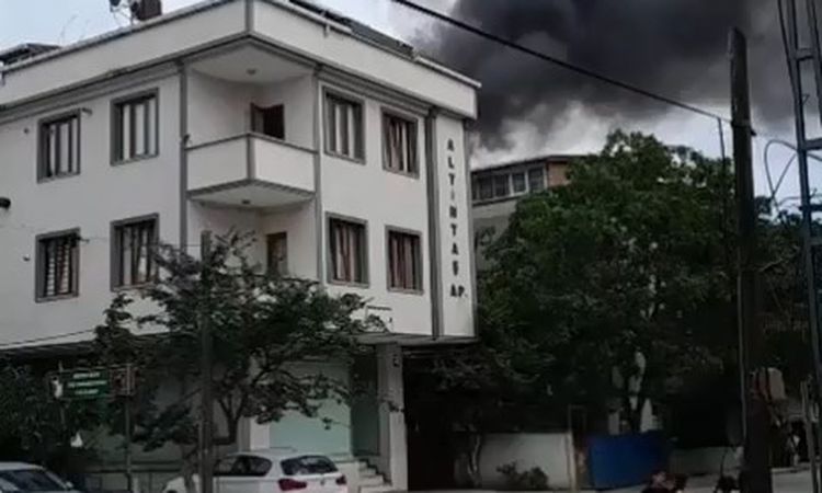 Arnavutköy'de Tüp Patlaması Çatıyı Küle Çevirdi: Yangın Kontrol Altında - Son Dakika Haberleri - Son Dakika Bi
