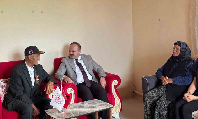 Son Gelişme: Arpaçay Kaymakamı Güvenç, Kıbrıs Gazisi Şimşir’i evinde ziyaret etti - Son Dakika Haberleri: Geli