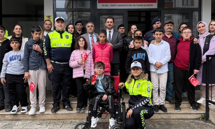 Artvin'de DMD'li öğrencinin polis ve jandarma araçlarıyla tur hayali gerçek oldu - Son Dakika Bilgileri