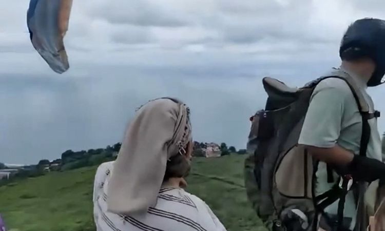 Sıcak Gündem: Artvin'de Yamaç Paraşütü Yarışmasında Teyzenin 'Pompayla mı Şişiriyorlar?' Sorusu Gülümsetti - H