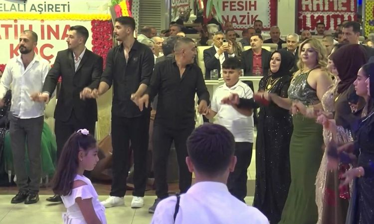 Kritik Açıklama: Aşiretin sünnet düğününde milyonlar havada uçuştu: İşte takılan para - Son Dakika - Son Dakik