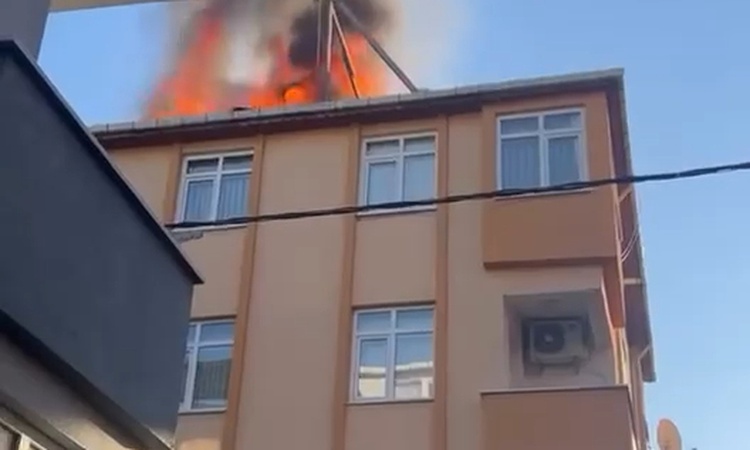 Ataşehir'de 4 katlı binanın çatısında iddiaya göre çalışma sırasında yangın çıktı - Son Dakika Bilgileri