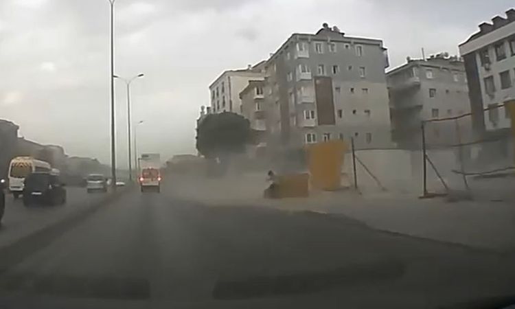 Son Gelişme: Avcılar'da fırtına dehşeti: Bariyerler vatandaşın üzerine uçtu - Haberleri | İşte Tüm Ayrıntılar