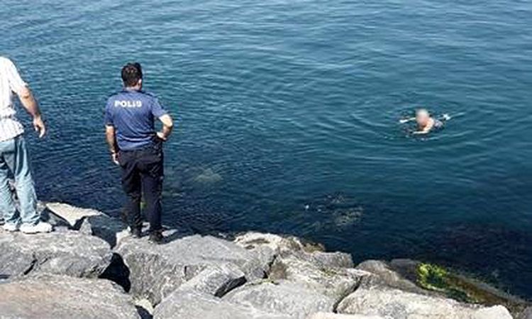 Kritik Açıklama: Avcılar'da intihar için kayalıklara çıkan şahıs, ikna edildiği sırada kayarak denize gerileme