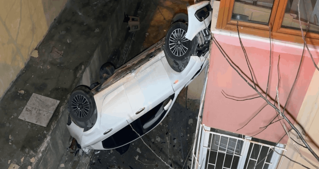 Avcılar’da otomobil 8 metre yüksekten gerileme kaydetti - Haberleri - Son Dakika Bilgileri