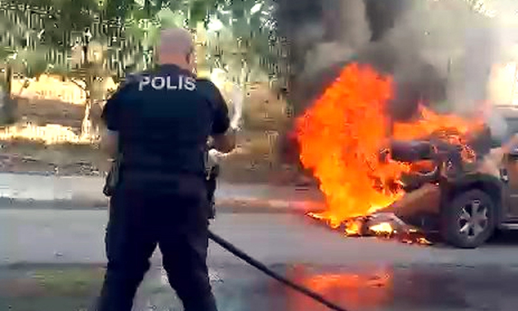 Avcılar'da yanan otomobil, yunus polisinin tüp ve su tankeri müdahalesiyle söndürüldü - Son Dakika Bilgileri