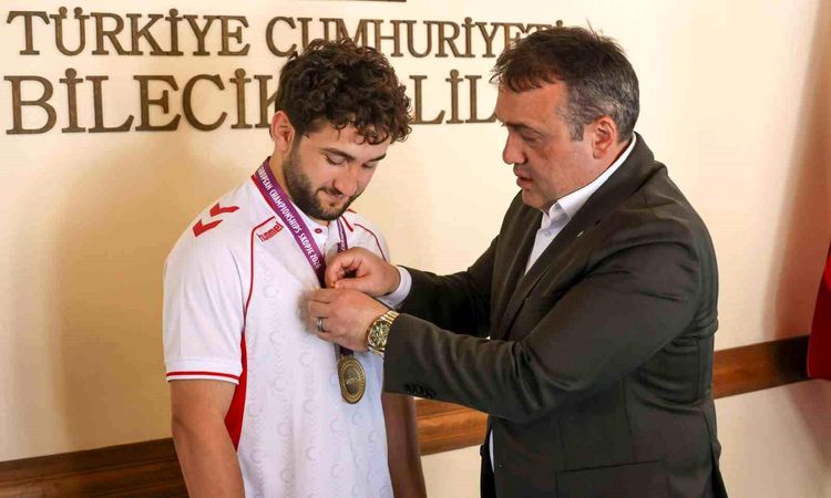 Ayrıntılar Netleşti: Avrupa şampiyonu güreşçiye Vali Sözer'den tebrik - Son Dakika Haberleri - Son Dakika Bilg