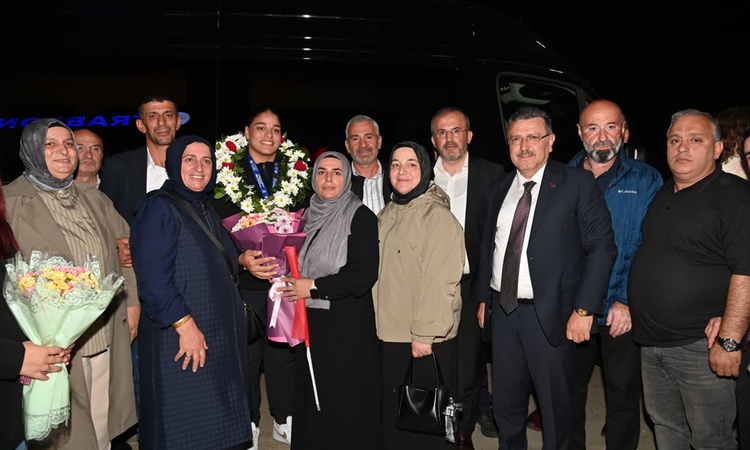 Avrupa şampiyonu milli boksör Havvanur Kethüda, Trabzon'da coşkuyla karşılandı ve Merak Edilenler