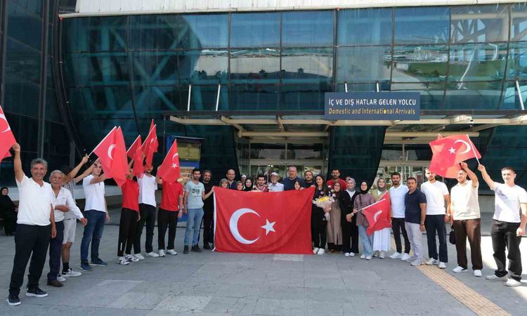 Sıcak Gündem: Avrupa üçüncüsü Afal Erzincan’da coşkuyla karşılandı - Haberleri