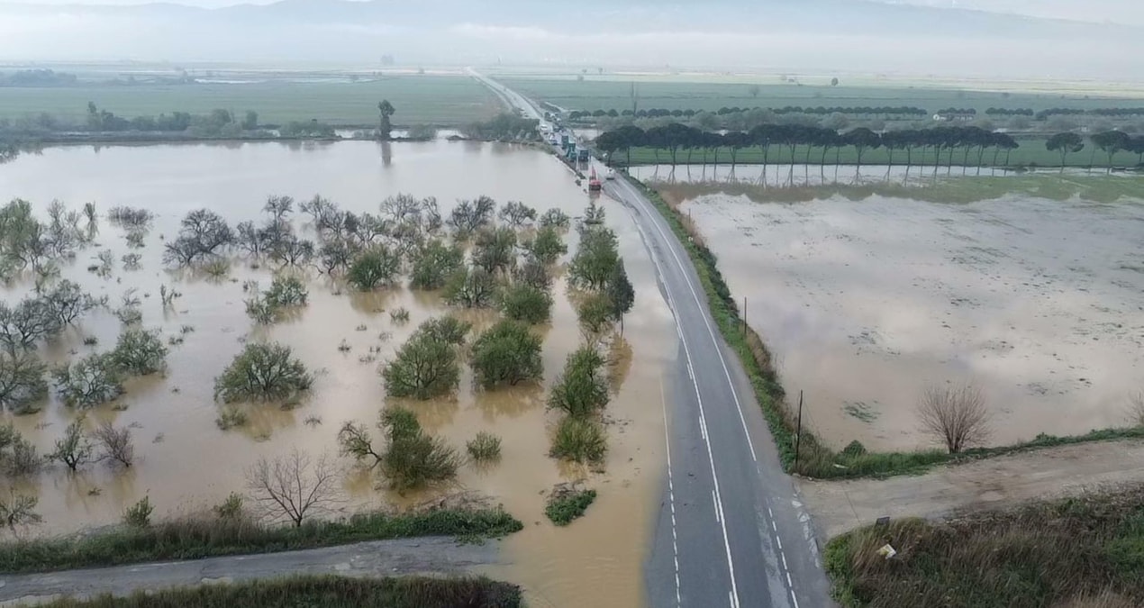 Aydın'da Büyük Menderes Nehri taştı: Tarım arazileri ve yollar sular altında kaldı - En Son Haber: Gelişmeler