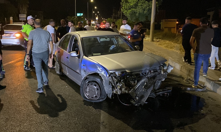 Aydın Nazilli'deki Yeşilyurt Mahallesi'nde otomobil refüje çarptı, 2 kişi yaralandı ve Merak Edilenler